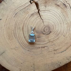 Diamond and aquamarine pendant in white gold